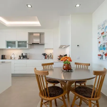 Bay View Apartment *